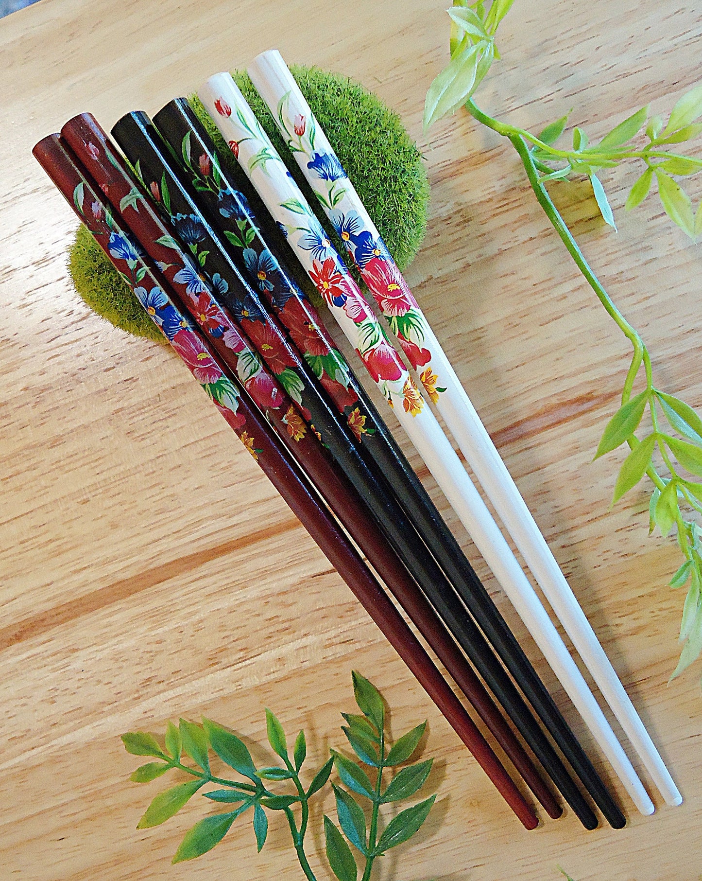 Pair of Wooden Hair Sticks with Flowers - 7" - Black, White, Reddish Brown