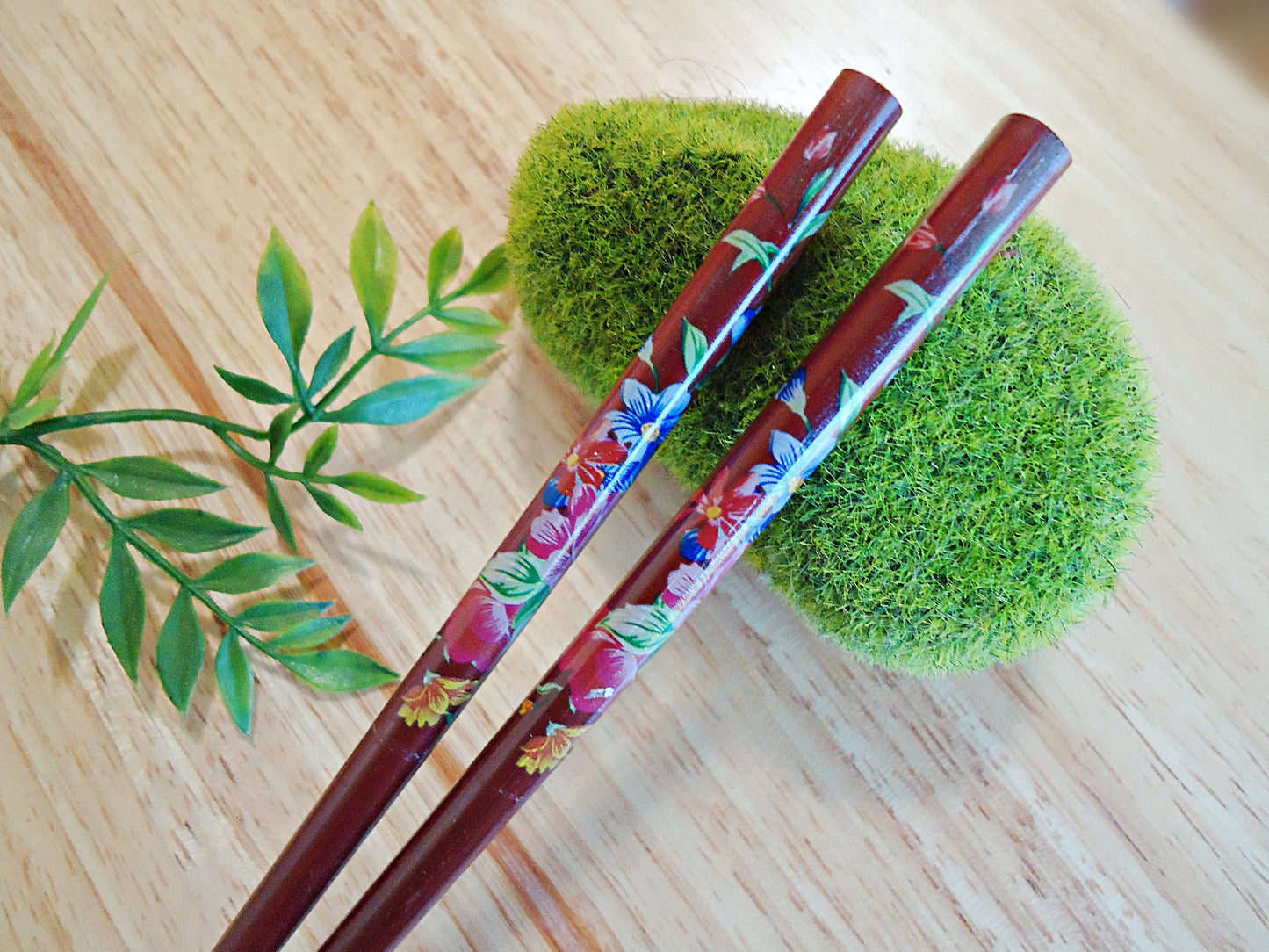 Pair of Wooden Hair Sticks with Flowers - 7" - Black, White, Reddish Brown