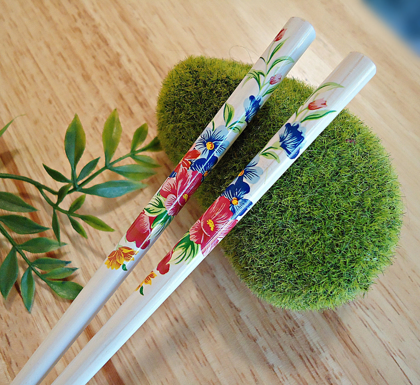 Pair of Wooden Hair Sticks with Flowers - 7" - Black, White, Reddish Brown