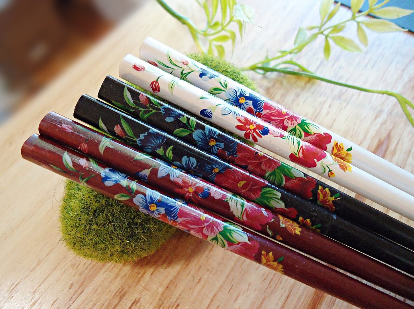 Pair of Wooden Hair Sticks with Flowers - 7" - Black, White, Reddish Brown