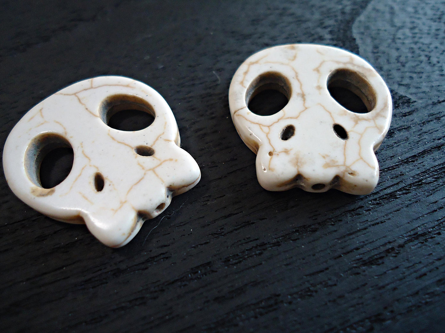 Stone Skull Pendant Beads, 1" Tall, Bone White Halloween Skulls