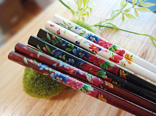 Pair of Wooden Hair Sticks with Flowers - 7" - Black, White, Reddish Brown